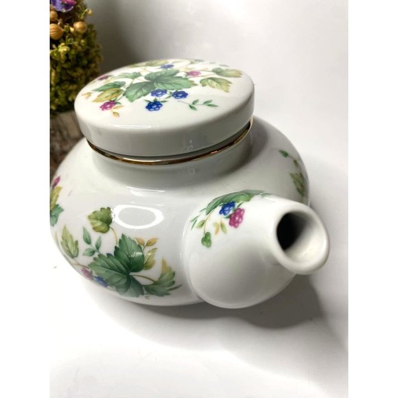 Andrea By Sadek Teapot, Vine and Berry Design, Made in Japan Gold Trim with lid - Picture 3 of 5